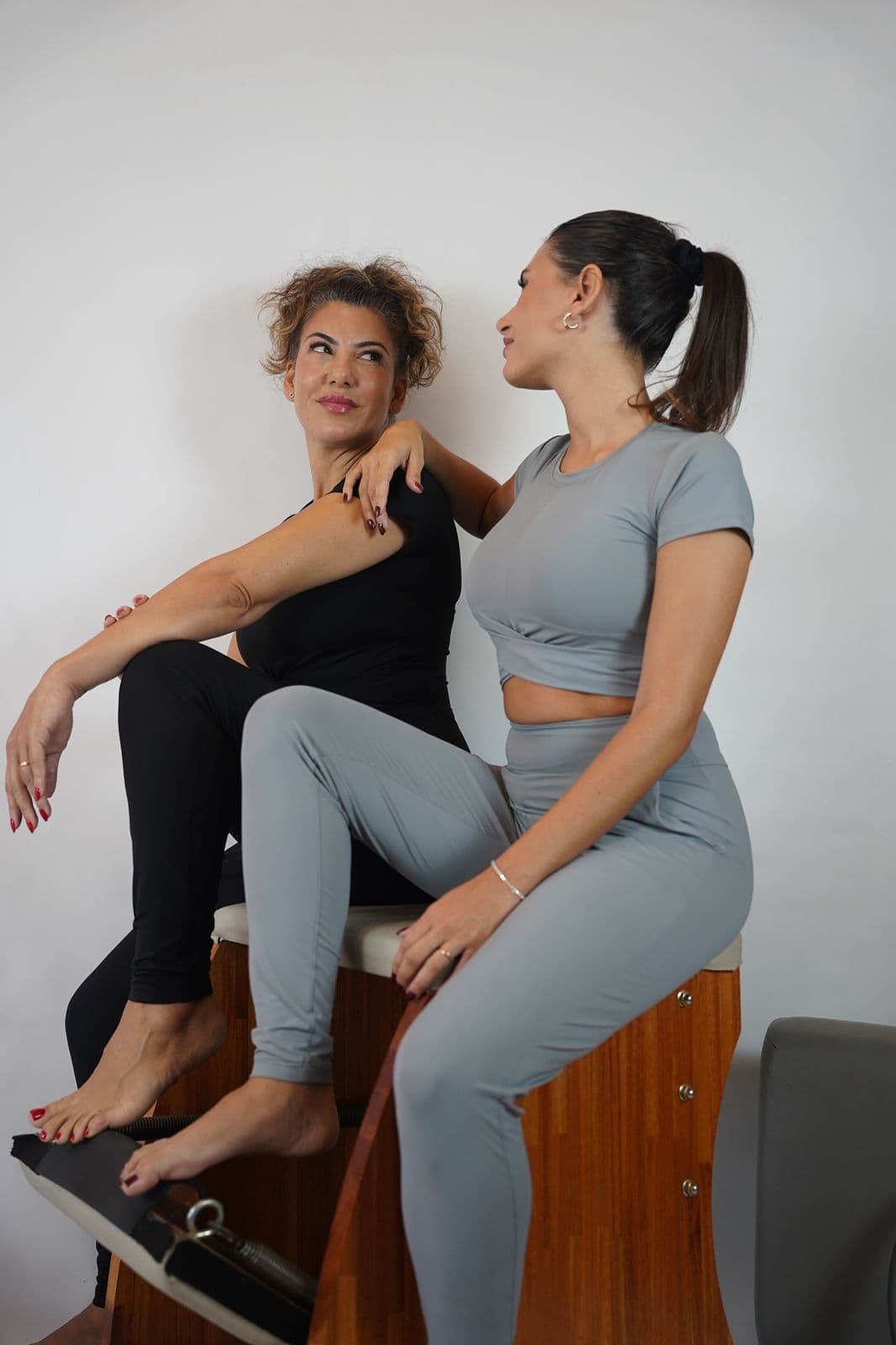 Instructoras con la indumentaria de la colección